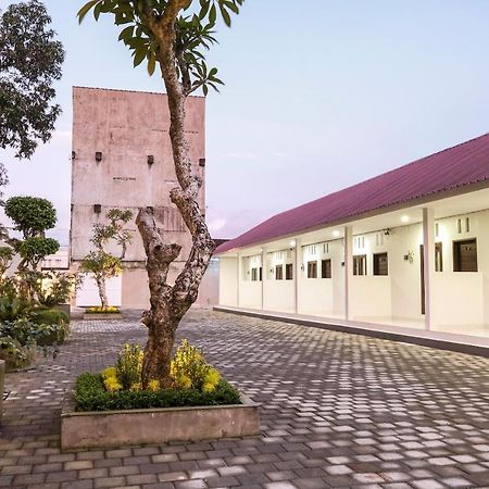 Oyo 3716 Dijobi Hotel Sempidi Exterior photo