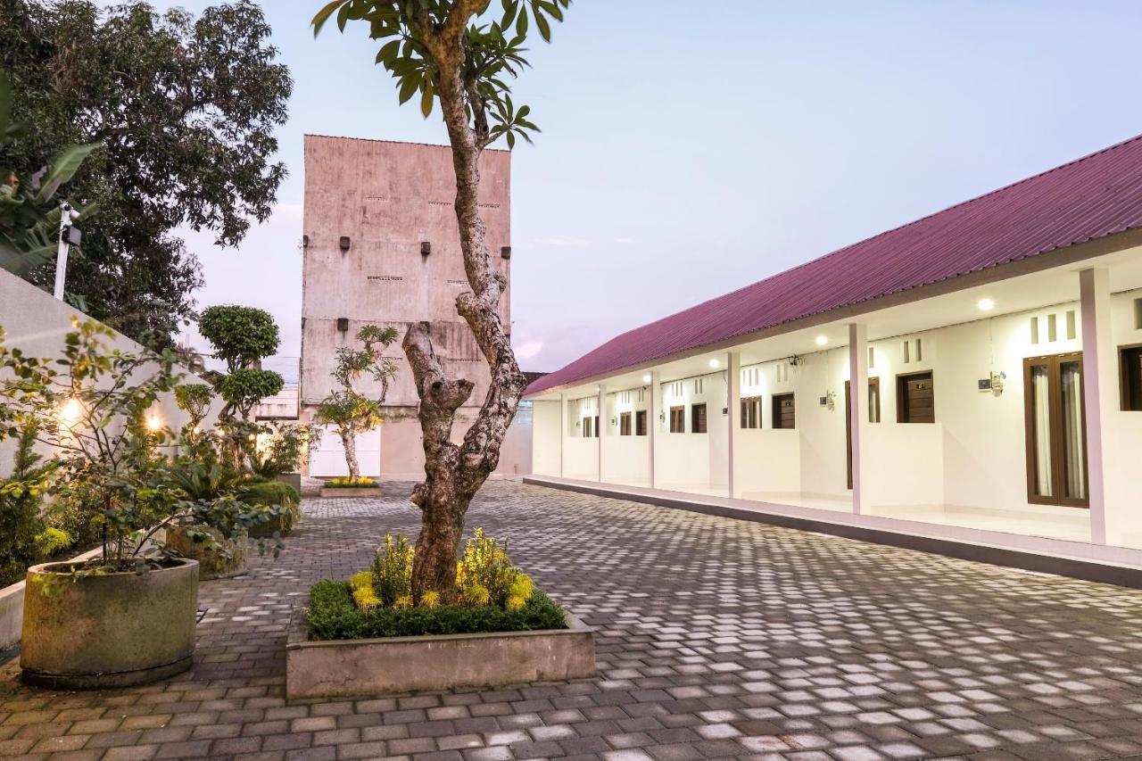 Oyo 3716 Dijobi Hotel Sempidi Exterior photo